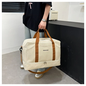 Détail du sac de voyage grande capacité avec compartiment à chaussures et poche étanche