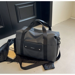 Dettaglio borsa da viaggio in nylon impermeabile con logo NOCO e tracolle regolabili