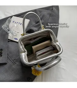 Interno della borsa a mano argento con ampia capacità per telefono, portafoglio e trucco
