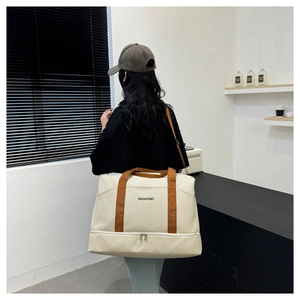 Détail du compartiment inférieur zippé pour séparation sec-humide du sac de voyage