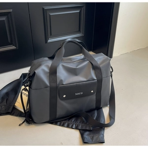 Dettaglio borsa da viaggio grigio antracite con logo NOCO su giacca di pelle nera