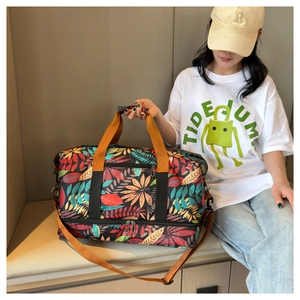 Détail du compartiment séparé sec-humide au bas du sac de voyage à motif de feuilles