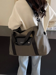 Grande borsa da viaggio verde oliva con cinghie nere e stampa del logo NOCC