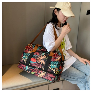 Détail du sac de voyage à imprimé feuilles tropicales avec compartiment bas humide sec