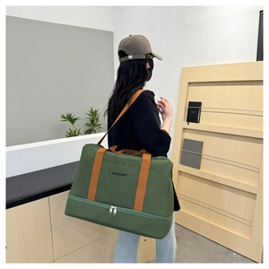 Détail du grand sac de voyage en tissu Oxford avec compartiment séparé humide et sec pour sport