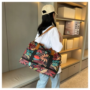 Détail du sac de voyage imprimé feuilles avec compartiment à chaussures séparé en bas