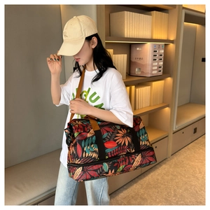 Sac de voyage à motif de feuilles avec compartiment à chaussures porté par un mannequin