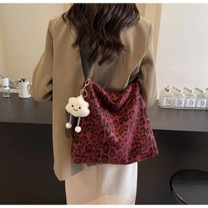 Detailansicht der großen Shopper-Tasche mit Leopardenmuster und weißem Plüschanhänger