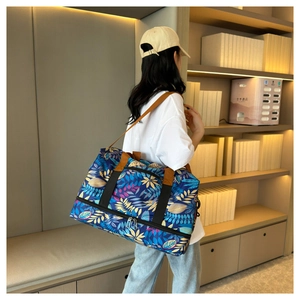 Détail du sac de voyage imprimé avec compartiment zippé au fond pour les chaussures
