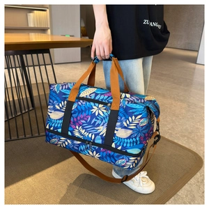 Sac de voyage bleu foncé à motif érable avec bandoulière marron dans un décor de style