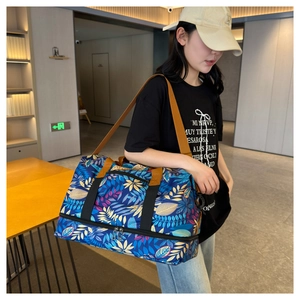 Détail du sac de voyage bleu à motif feuilles montrant le compartiment à chaussures