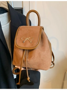 Kleiner brauner Wildleder-Rucksack mit goldener Schleife und Kordelzug für Damen