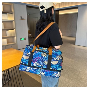Détail du sac de voyage à motif tropical avec compartiment à chaussures séparé