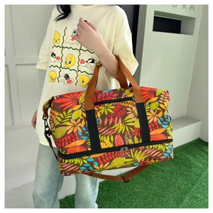 Détail du grand sac de voyage avec doubles fermetures éclair et motifs de feuilles