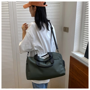 Detalle de bolsa fitness verde oliva de gran capacidad con tejido resistente al agua y correas