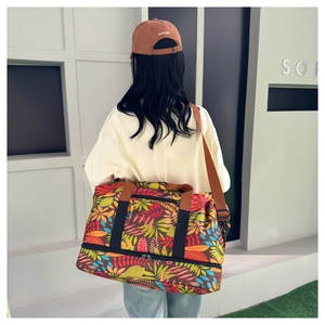 Détail du sac de voyage à motif feuilles tropicales avec compartiment à chaussures séparé