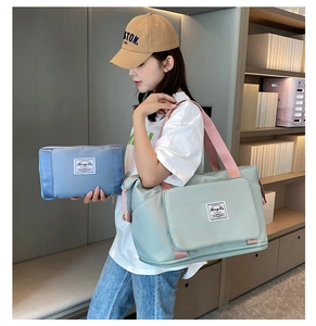 Detalle de la bolsa de viaje de tela Oxford impermeable y estuche en verde menta y azul