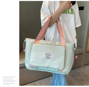 Detalle de bolsa de viaje de tela Oxford verde menta con compartimento inferior
