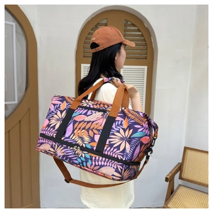 Détail du sac de voyage avec motifs de palmes et compartiment à chaussures séparé
