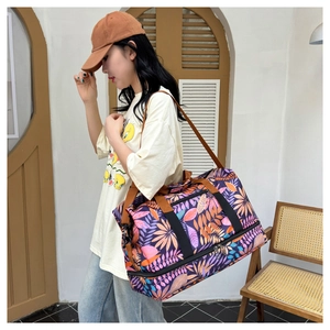 Détail du grand sac de voyage à motif floral avec compartiment inférieur séparé