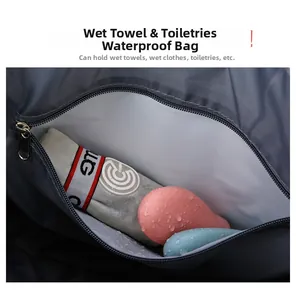 Gros plan du sac de voyage étanche avec gouttes d'eau et rangement pour serviettes