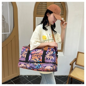 Vue détaillée du sac de voyage à motif feuilles tropicales avec compartiment à chaussures