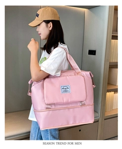 Bolso de viaje de nailon rosa de gran capacidad mostrado al hombro en un interior