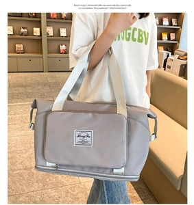 Primer plano de bolsa de viaje de tela Oxford gris impermeable con asa resistente y logo