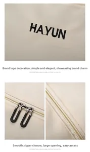 Detailed view of the HAYUN logo embroidery and the smooth double-zipper on canvas bag