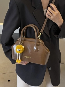 Borsa da Medico in Pelle PU Moda Donna Borsa a Tracolla Lucida Con Ciondolo Mostro di Peluche Piccola Borsa da Pendolare