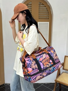 Sac de voyage pour femme avec motif feuille d'érable violet porté par un mannequin