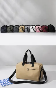 Detailansicht der neun verfügbaren Farben der wasserabweisenden Sporttasche und Reisetasche
