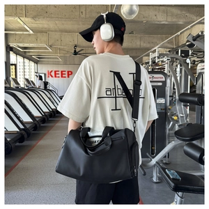 Detalle de una bolsa de gimnasio negra grande con compartimento para zapatos en gimnasio