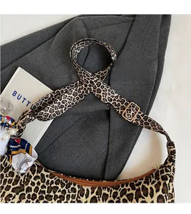 Vue détaillée du sac cabas léopard avec bandoulière réglable et foulard décoratif