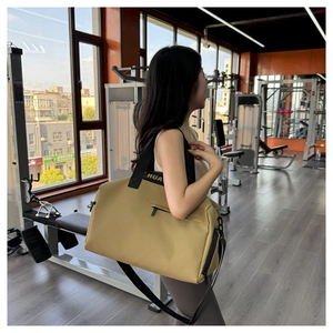 Detalle de bolsa de deporte caqui con asas resistentes y compartimento lateral con cremallera
