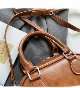 Détails du sac vintage en cuir PU marron avec poignées et anneaux métalliques