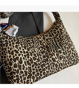 Gros plan du sac fourre-tout léopard avec détail décoratif de foulard en soie coloré