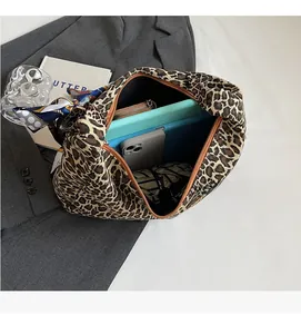 Sac fourre-tout léopard montrant une grande capacité pour tablette et accessoires