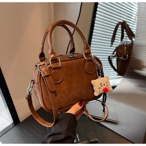 Mini sac Boston vintage marron avec breloque peluche et détails gaufrés