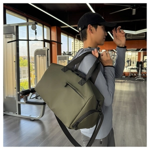 Detalle de la bolsa de deporte verde oliva con tejido impermeable y asas negras resistentes
