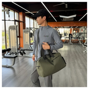 Bolsa de deporte verde oliva con separación seco-húmedo y correa ajustable en modelo