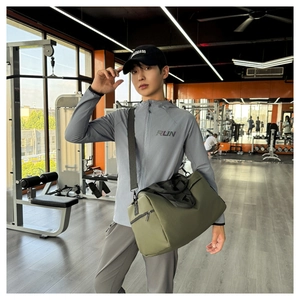 Bolsa deportiva verde oliva con separación seco-húmedo llevada por modelo en gimnasio