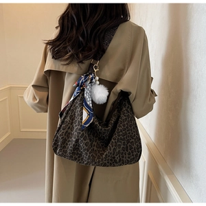 Détail du sac cabas léopard avec foulard en soie et breloque en fourrure perlée