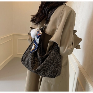 Détail du grand sac cabas léopard avec pompon en peluche et foulard en soie