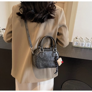 Sac bowling rétro en cuir noir avec lettres embossées et breloque petit ours