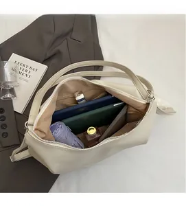 Vue de dessus de l'intérieur spacieux du cabas en cuir crème avec tablette et parapluie