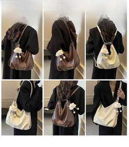 Différentes façons de porter un grand sac cabas avec pendentif nuage en peluche