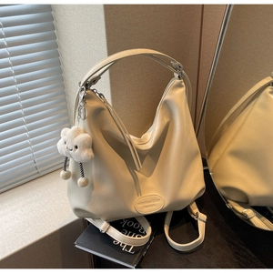 Détail du grand sac cabas blanc crème avec texture cuir souple et breloque nuage décorative