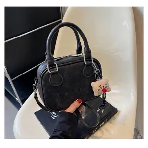 Sac Bandoulière Boston en Cuir PU pour Femmes Vintage Avec Pendentif Ours Petit Sac à Main Carré Rétro Mode Quotidienne