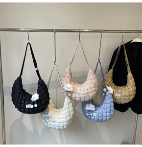 Série de sacs bandoulière matelassés en plusieurs couleurs avec breloques nuages